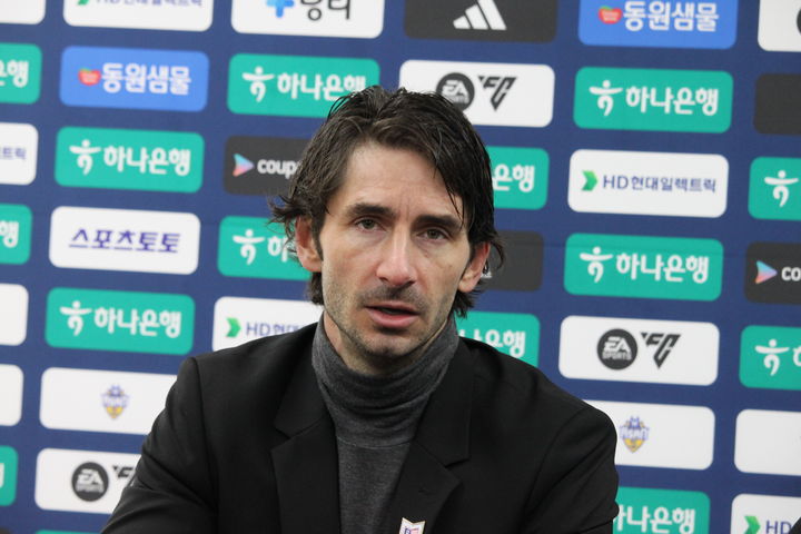 [아산=뉴시스] 파주프런티어FC 제라드 누스 감독이 2일 아산 이순신종합운동장에서 열린 충남아산FC와 경기 후 인터뷰를 하고 있다. 2026.03.02 ymchoi@newsis.com *재판매 및 DB 금지