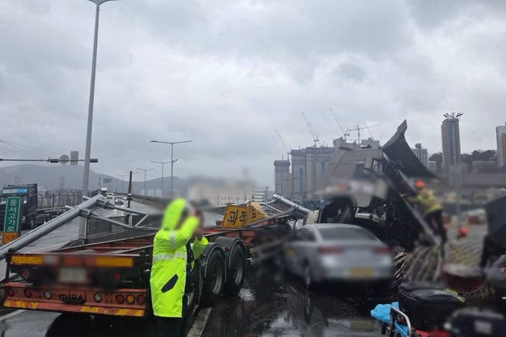 부산 동서고가로서 트레일러 넘어져 택시 '쾅'…3명 경상(종합)