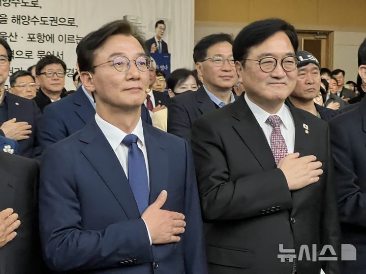 [부산=뉴시스] 원동화 기자 = 2일 부산 동구 부산항국제컨벤션센터(BPEX)에서 전재수 국회의원(왼쪽)은 저서 '전재수 북극항로를 열다 부산의 미래를 열다' 출판기념회를 열었다. 우원식 국회의장과 국기에 대한 경례를 하고 있다. 2026.03.02. dhwon@newsis.com