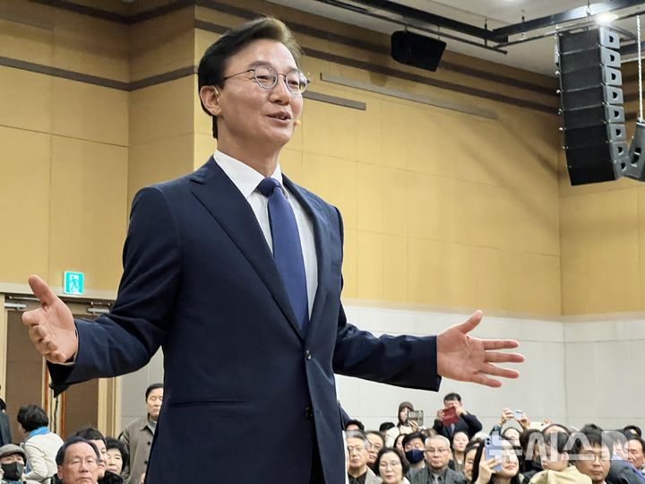 [부산=뉴시스] 원동화 기자 = 2일 부산 동구 부산항국제컨벤션센터(BPEX)에서 전재수 국회의원은 저서 '전재수 북극항로를 열다 부산의 미래를 열다' 출판기념회를 열었다. 2026.03.02. dhwon@newsis.com