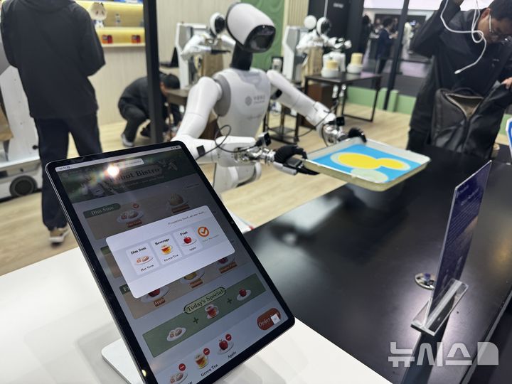 [바르셀로나(스페인)=뉴시스] 심지혜 기자 = 2일(현지 시간) 스페인 바르셀로나에서 개최 중인 MWC26에서 차이나모바일 전시부스. 관람객들이 로봇 식당을 체험할 수 있게 했다. 2026.03.02. siming@newsis.com