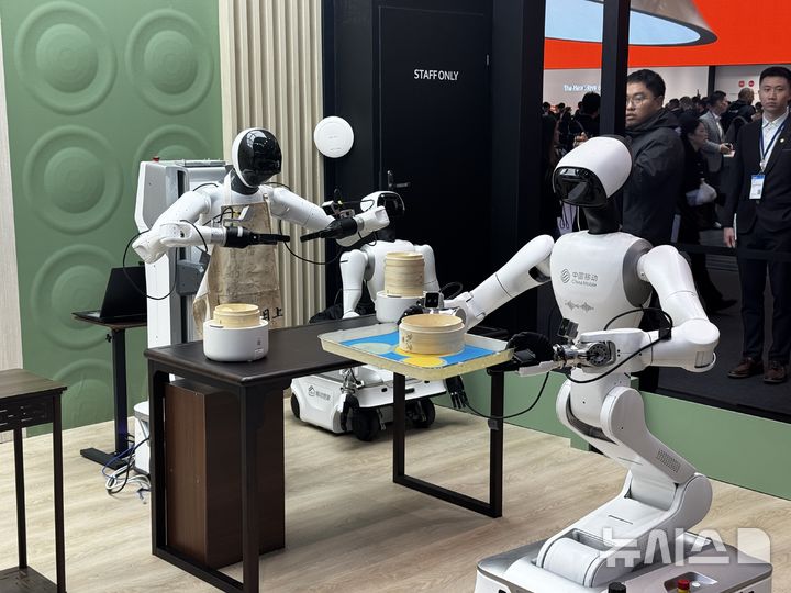 [바르셀로나(스페인)=뉴시스] 심지혜 기자 = 2일(현지 시간) 스페인 바르셀로나에서 개최 중인 MWC26에서 차이나모바일 전시부스. 관람객들이 로봇 식당을 체험할 수 있게 했다. 2026.03.02. siming@newsis.com