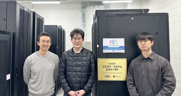 [대전=뉴시스] 카이스트(KAIST) 뇌인지과학과 이상완 석좌교수팀이 뇌 학습 원리인 '예측 부호화'를 딥러닝으로 구현해 AI의 고질적 학습 이슈를 해결했다.(왼쪽부터)이상완 교수, 하명훈·성윤도 박사).(사진=카이스트 제공) *재판매 및 DB 금지