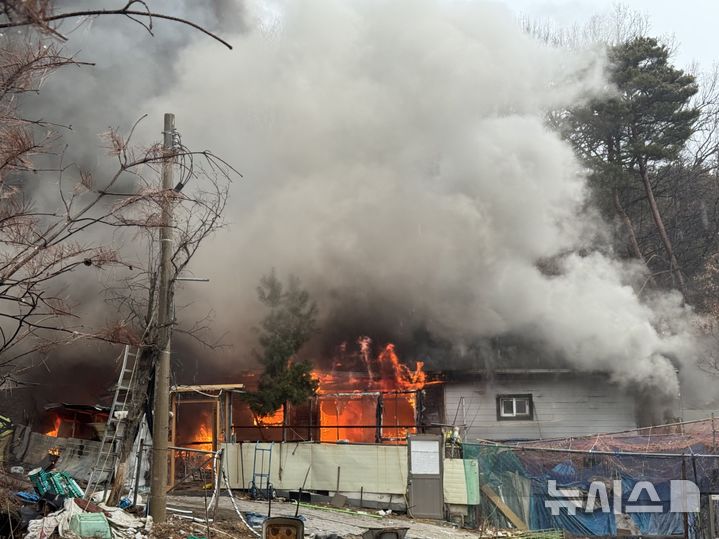 [의정부뉴시스] 경기 의정부시 호원동 창고 화재 현장.(사진=경기북부소방재난본부 제공)photo@newsis.com