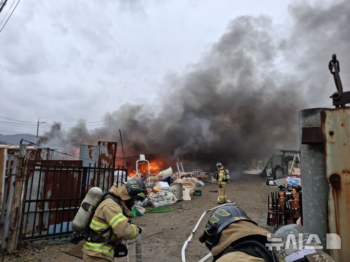 경주 한 자원 재활용시설서 화재…70대 남성 숨진 채 발견