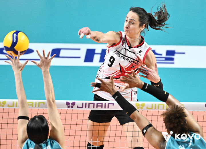 [서울=뉴시스]여자배구 정관장 자네테의 스파이크. (사진=KOVO 제공)