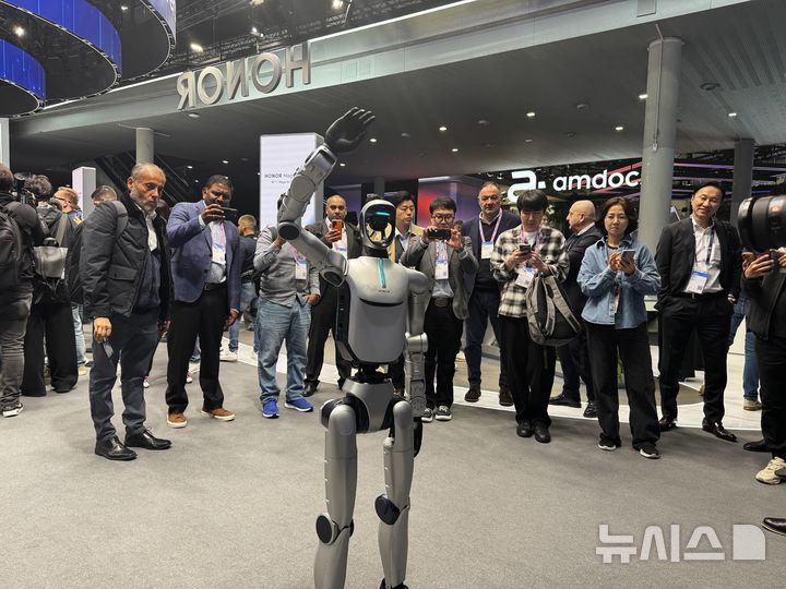 [바르셀로나(스페인)=뉴시스] 심지혜 기자 = 2일(현지 시간) 스페인 바르셀로나에서 개최 중인 MWC26에서 중국 아너가 전시부스에서 선보인 휴머노이드 로봇 모습. 2026.03.02. siming@newsis.com