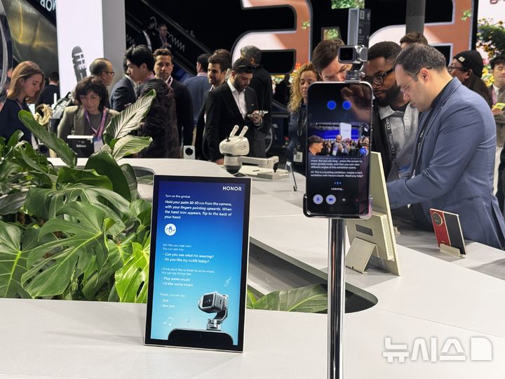 [바르셀로나(스페인)=뉴시스] 심지혜 기자 = 2일(현지 시간) 스페인 바르셀로나에서 개최 중인 MWC26에서 중국 아너가 전시부스에서 선보인 로봇폰 모습. 2026.03.02. siming@newsis.com