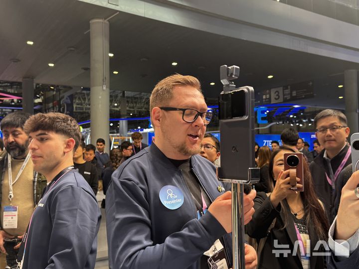 [바르셀로나(스페인)=뉴시스] 심지혜 기자 = 2일(현지 시간) 스페인 바르셀로나에서 개최 중인 MWC26에서 중국 아너가 전시부스에서 선보인 로봇폰 모습. 2026.03.02. siming@newsis.com