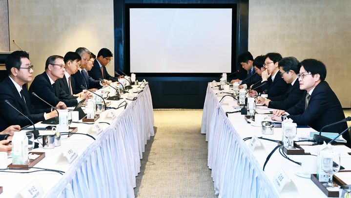 [세종=뉴시스] 산업통상부는 2일 김정관 산업부 장관이 이재명 대통령의 싱가포르 국빈 방문과 연계해 싱가포르 현지에서 싱가포르 진출기업과의 간담회를 개최했다고 밝혔다. (사진=산업부 제공) 2026.03.02. photo@newsis.com *재판매 및 DB 금지