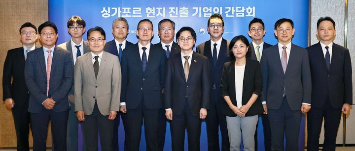 [세종=뉴시스] 산업통상부는 2일 김정관 산업부 장관이 이재명 대통령의 싱가포르 국빈 방문과 연계해 싱가포르 현지에서 싱가포르 진출기업과의 간담회를 개최했다고 밝혔다. (사진=산업부 제공) 2026.03.02. photo@newsis.com *재판매 및 DB 금지