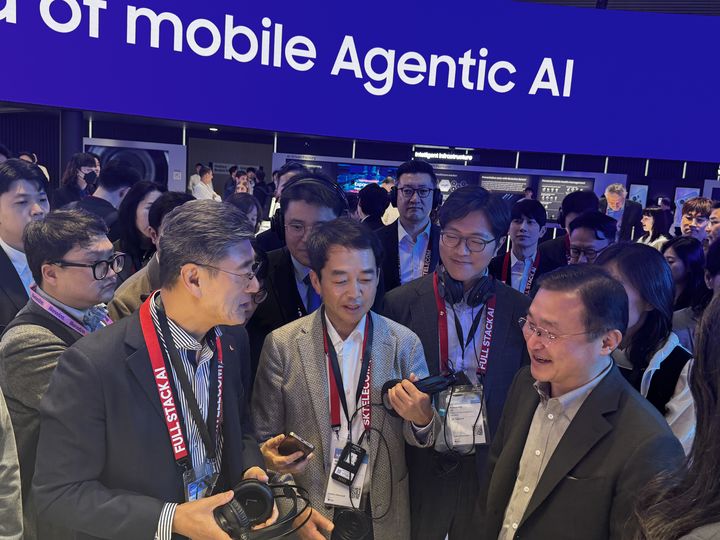 [바르셀로나(스페인)=뉴시스] 심지혜 기자 = 노태문 삼성전자 대표이사 사장(DX부문장)이 2일(현지 시간) 스페인 바르셀로나에서 열린 MWC26에서 정재헌 SK텔레콤 대표와 만나 전시부스를 둘러보고 있다. 2026.03.02. siming@newsis.com *재판매 및 DB 금지