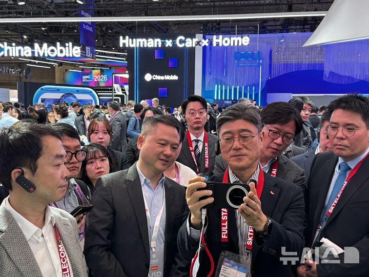 [바르셀로나(스페인)=뉴시스] 심지혜 기자 = 정재헌 SK텔레콤 사장이 세계 최대 이동통신 박람회 MWC26에 마련된 샤오미 부스에서 샤오미 17 울트라 모델을 체험해 보고 있다. 2026.03.02. siming@newsis.com