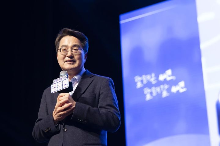 [수원=뉴시스] 2일 경기아트센터 대극장에서 열린 출판기념회에서 김동연 지사가 인사말을 하고 있다. (사진=독자제공) 2026.03.02. photo@newsis.com *재판매 및 DB 금지