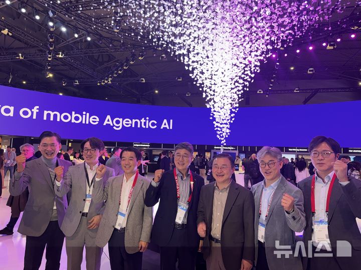 [바르셀로나(스페인)=뉴시스] 심지혜 기자 = 노태문 삼성전자 대표이사 사장(DX부문장)이 2일(현지 시간) 스페인 바르셀로나에서 열린 MWC26에서 정재헌 SK텔레콤 대표가 만나 전시부스를 둘러보고 있다. 2026.03.02. siming@newsis.com