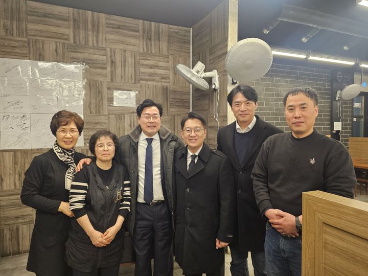 [서울=뉴시스] 박찬대·한준호 더불어민주당 의원과 김남준 전 청와대 대변인은 2일 인천 계양구의 한 식당에서 만찬 회동을 했다. (사진=한준호 의원실 제공) 2026.03.02. photo@newsis.com *재판매 및 DB 금지