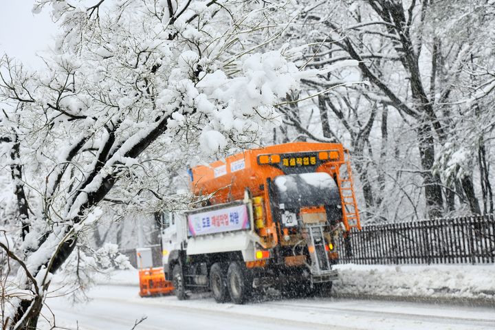 [춘천=뉴시스] 2일 강원 산지에 최고 41.0mm의 폭설이 내린 가운데 강원특별자치도재난안전대책본부는 이날 오후 10시 현재 강원 지역 12개 시·군에 대설경보·대설주의보가 발령됐다고 밝혔다. 사진은 속초 설악산 입구 모습. 강원특별자치도 제공. *재판매 및 DB 금지