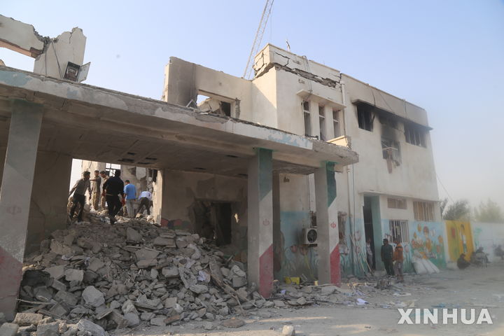 [테헤란=신화/뉴시스] 지난달 28일(현지 시간) 이란 남부 호르모즈간주 미나브 여자 초등학교 폭격 현장에서 구조대와 주민들이 부상자를 구조하고 있다. 현지 당국은 미국과 이스라엘의 초등학교 공습으로 인한 사망자 숫자가 최소 148명으로 늘었으며, 95명이 부상했다고 밝혔다. 2026.03.02.