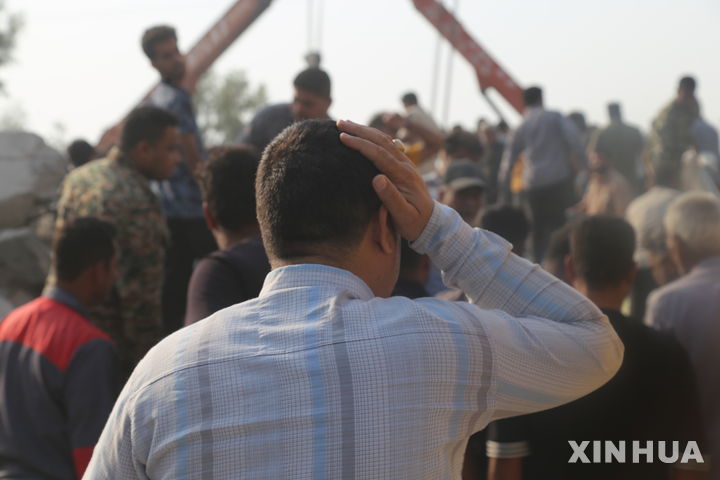 [테헤란=신화/뉴시스] 지난달 28일(현지 시간) 이란 남부 호르모즈간주 미나브 여자 초등학교 폭격 현장에서 구조대와 주민들이 부상자를 구조하고 있다. 현지 당국은 미국과 이스라엘의 초등학교 공습으로 인한 사망자 숫자가 최소 148명으로 늘었으며, 95명이 부상했다고 밝혔다. 2026.03.02.