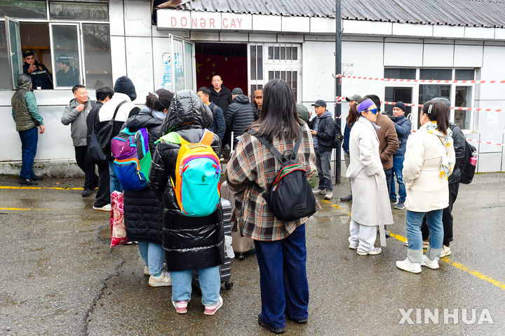 [바쿠=신화/뉴시스] 이란에서 대피한 중국인 18명이 1일 아제르바이잔 남부 국경인 아스타라 검문소에 도착해 바쿠행 버스를 타기 위해 준비하고 있다. 2026.03.02