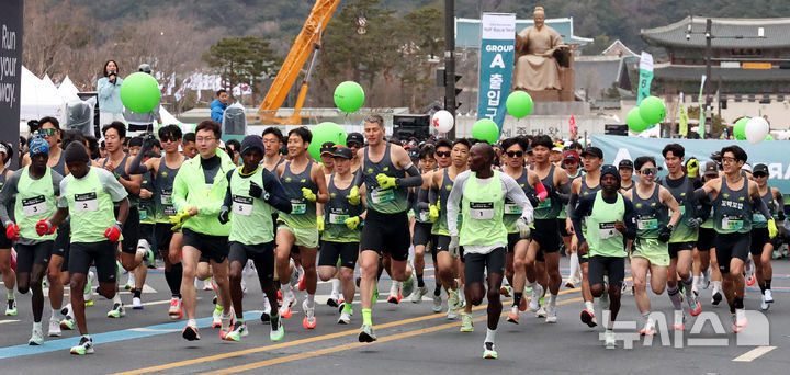 [서울=뉴시스] 추상철 기자 = 2일 오전 서울 종로구 광화문광장 앞에서 열린 '2026 서울 하프 레이스'에서 러너들이 힘찬 출발을 하고 있다. 2026.03.02. scchoo@newsis.com
