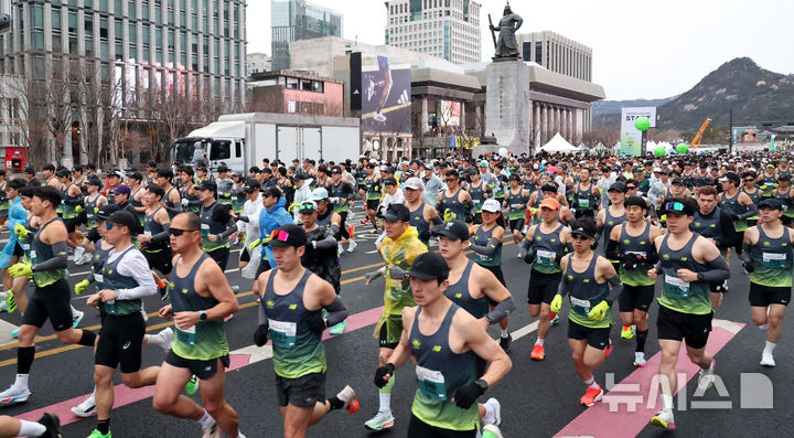 [서울=뉴시스] 추상철 기자 = 2일 오전 서울 종로구 광화문광장 앞에서 열린 '2026 서울 하프 레이스'에서 러너들이 힘찬 출발을 하고 있다. 2026.03.02. scchoo@newsis.com