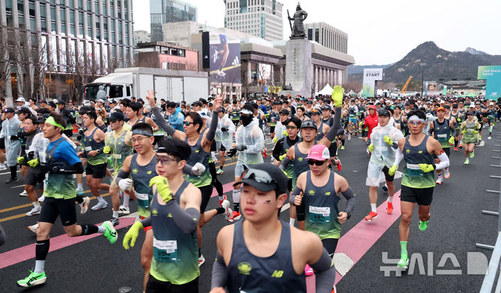 [서울=뉴시스] 추상철 기자 = 2일 오전 서울 종로구 광화문광장 앞에서 열린 '2026 서울 하프 레이스'에서 러너들이 힘찬 출발을 하고 있다. 2026.03.02. scchoo@newsis.com