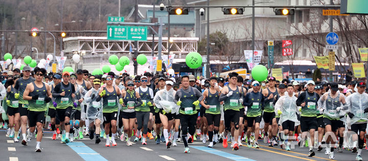 [서울=뉴시스] 추상철 기자 = 2일 오전 서울 종로구 광화문광장 앞에서 열린 '2026 서울 하프 레이스'에서 러너들이 힘찬 출발을 하고 있다. 2026.03.02. scchoo@newsis.com