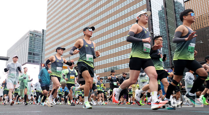 서울 도심을 달리다···광화문~잠실 일대서 펼쳐진 2026 서울 하프 레이스 [뉴시스Pic]