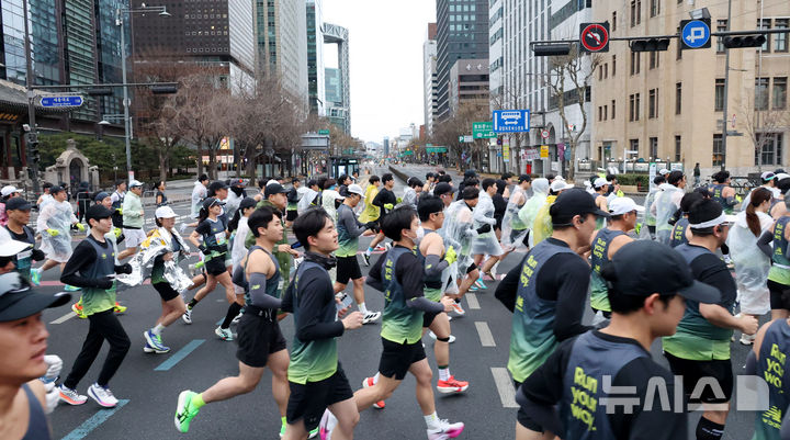 [서울=뉴시스] 추상철 기자 = 2일 오전 서울 종로구 광화문광장 앞에서 열린 '2026 서울 하프 레이스'에서 러너들이 힘찬 출발을 하고 있다. 2026.03.02. scchoo@newsis.com