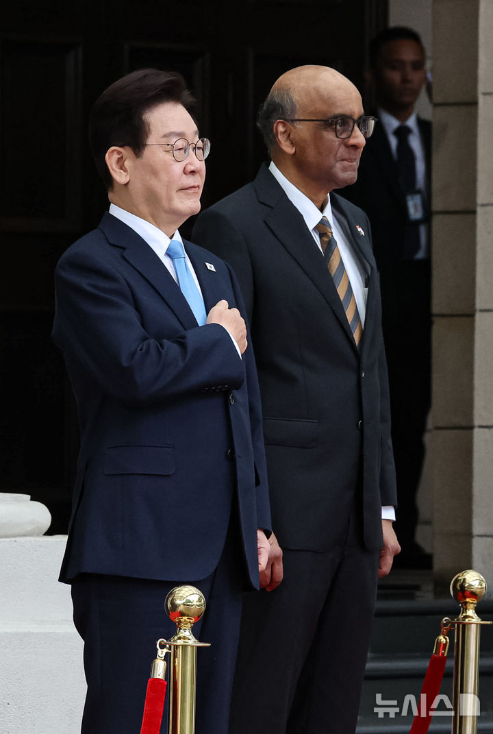 [싱가포르=뉴시스] 최동준 기자 = 싱가포르를 국빈 방문 중인 이재명 대통령이 2일(현지 시간) 싱가포르 외교부에서 열린 공식 환영식에서 타르만 샨무가라트남 대통령과 국민의례를 하고 있다. 2026.03.02. photocdj@newsis.com