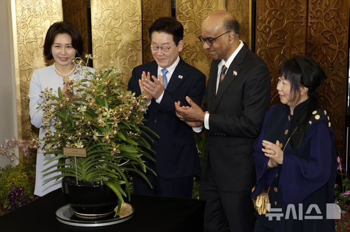 [싱가포르=뉴시스] 최동준 기자 = 싱가포르를 국빈 방문 중인 이재명 대통령과 김혜경 여사가 2일(현지 시간) 싱가포르 외교부에서 타르만 샨무가라트남 대통령, 부인 제인 이토기 샨무가라트남 여사와 정상회담에 앞서 난초에 대한 설명을 듣고 박수치고 있다. 난초는 싱가포르의 국화로, 난초명명식은 외국 정상 등 주요 인사의 싱가포르 방문 시 난초 교배종에 방문 인사의 이름을 붙이는 행사다. 2026.03.02. photocdj@newsis.com