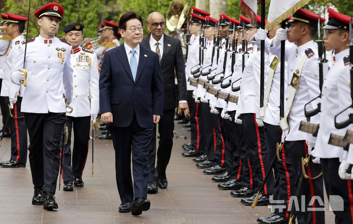 이 대통령, 싱가포르 공식 환영식 참석…정상회담 직후 공동언론발표