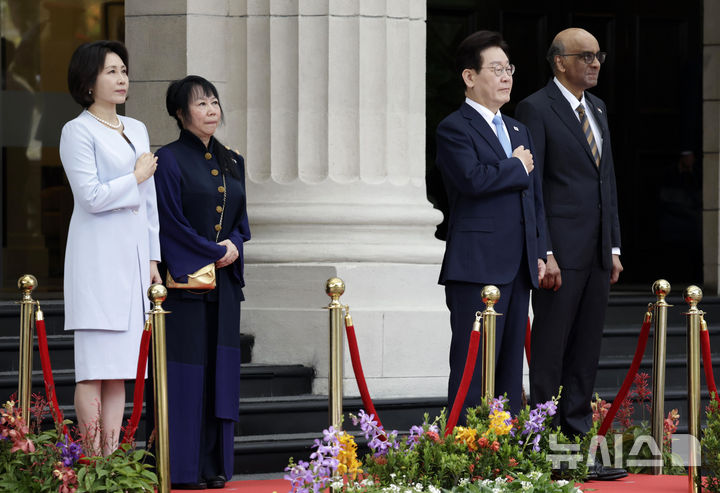 [싱가포르=뉴시스] 최동준 기자 = 싱가포르를 국빈 방문 중인 이재명 대통령과 김혜경 여사가 2일(현지 시간) 싱가포르 외교부에서 열린 공식 환영식에서 타르만 샨무가라트남 대통령, 부인 제인 이토기 샨무가라트남 여사와 국민의례를 하고 있다. 2026.03.02. photocdj@newsis.com
