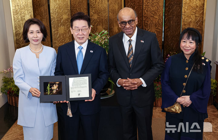 [싱가포르=뉴시스] 최동준 기자 = 싱가포르를 국빈 방문 중인 이재명 대통령과 김혜경 여사가 2일(현지 시간) 싱가포르 외교부에서 타르만 샨무가라트남 대통령, 부인 제인 이토기 샨무가라트남 여사와 정상회담에 앞서 난초 증명서를 전달받고 기념촬영을 하고 있다. 난초는 싱가포르의 국화로, 난초명명식은 외국 정상 등 주요 인사의 싱가포르 방문 시 난초 교배종에 방문 인사의 이름을 붙이는 행사다. 2026.03.02. photocdj@newsis.com