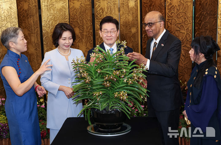 [싱가포르=뉴시스] 최동준 기자 = 싱가포르를 국빈 방문 중인 이재명 대통령과 김혜경 여사가 2일(현지 시간) 싱가포르 외교부에서 타르만 샨무가라트남 대통령, 부인 제인 이토기 샨무가라트남 여사와 정상회담에 앞서 난초에 대한 설명을 듣고 있다. 난초는 싱가포르의 국화로, 난초명명식은 외국 정상 등 주요 인사의 싱가포르 방문 시 난초 교배종에 방문 인사의 이름을 붙이는 행사다. 2026.03.02. photocdj@newsis.com