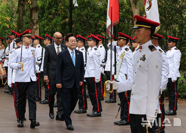 [싱가포르=뉴시스] 최동준 기자 = 싱가포르를 국빈 방문 중인 이재명 대통령과 타르만 샨무가라트남 대통령이 2일(현지 시간) 싱가포르 외교부에서 열린 공식 환영식에서 의장대를 사열하고 있다. 2026.03.02. photocdj@newsis.com
