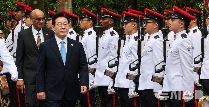[싱가포르=뉴시스] 최동준 기자 = 싱가포르를 국빈 방문 중인 이재명 대통령과 타르만 샨무가라트남 대통령이 2일(현지 시간) 싱가포르 외교부에서 열린 공식 환영식에서 의장대를 사열하고 있다. 2026.03.02. photocdj@newsis.com