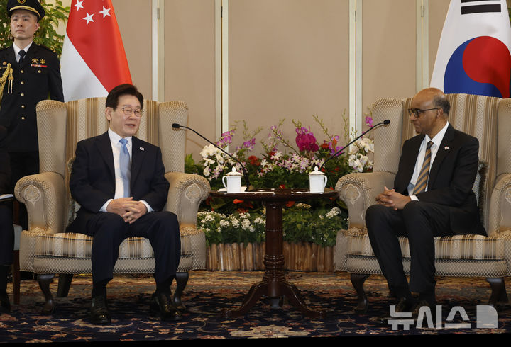 [싱가포르=뉴시스] 최동준 기자 = 싱가포르를 국빈 방문 중인 이재명 대통령이 2일(현지 시간) 싱가포르 외교부에서 타르만 샨무가라트남 대통령과 면담을 하고 있다. 2026.03.02. photocdj@newsis.com