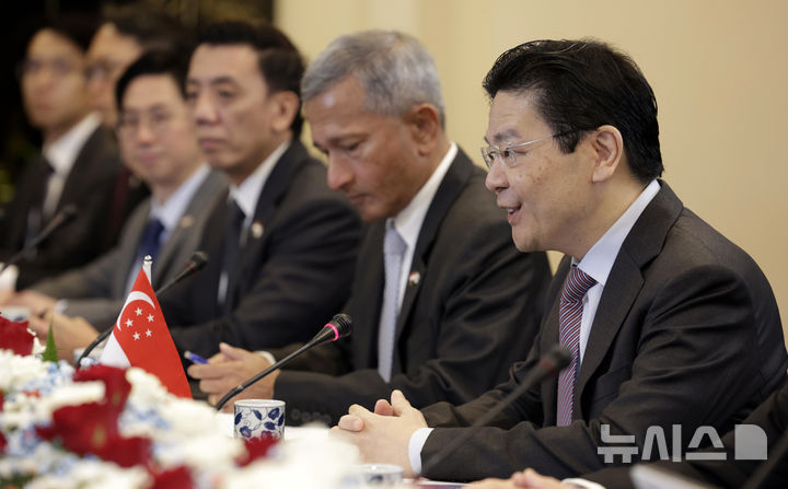 [싱가포르=뉴시스] 최동준 기자 = 로렌스 웡 싱가포르 총리가 2일(현지 시간) 싱가포르 외교부에서 열린 이재명 대통령과 정상회담에서 발언하고 있다. 2026.03.02. photocdj@newsis.com