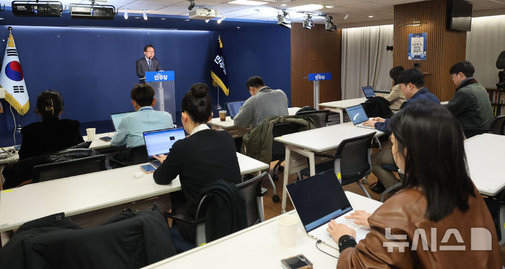 [서울=뉴시스] 권창회 기자 = 김이수 더불어민주당 중앙당 공천관리위원장이 2일 오전 서울 여의도 더불어민주당 중앙당사에서 공천 심사 결과 발표를 하고 있다. 2026.03.02. kch0523@newsis.com