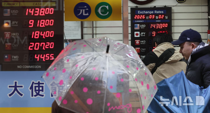 [서울=뉴시스] 권창회 기자 = 2일 서울 중구 명동의 환전소에 원·달러 환율 등이 표시되어 있다. 미국의 이란 공격 여파로 국제 금융시장이 요동치고 있다. 당장 안전 자산인 달러로 자산이 쏠릴 것으로 예상되는데, 전쟁이 길어질 경우 환율이 1500원대 중반까지 갈 수 있다는 분석도 나온다. 2026.03.02. kch0523@newsis.com