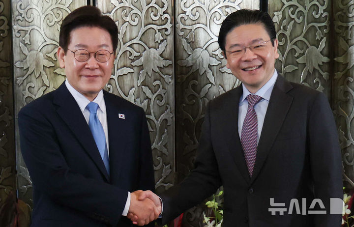 [싱가포르=뉴시스] 최동준 기자 = 싱가포르를 국빈 방문 중인 이재명 대통령이 2일(현지 시간) 싱가포르 외교부에서 로렌스 웡 총리와 정상회담 기념촬영을 하고 있다. 2026.03.02. photocdj@newsis.com
