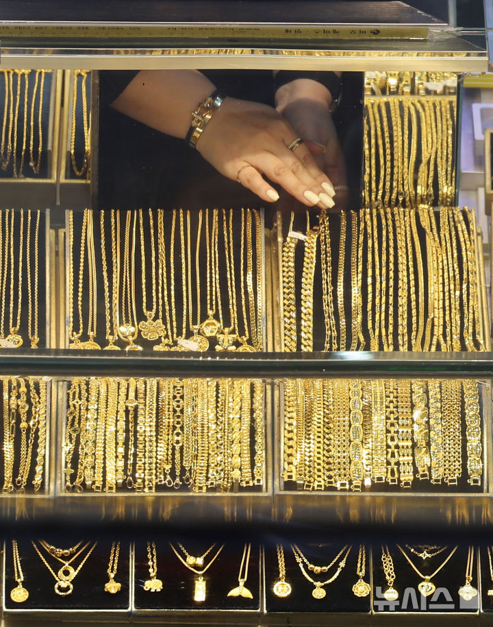 [서울=뉴시스] 권창회 기자 = 미국의 이란 공격 여파로 안전 자산인 금 가격이 상승하고 있는 2일 서울 시내 금은방에서 직원이 금 제품을 정리하고 있다. 2026.03.02. kch0523@newsis.com