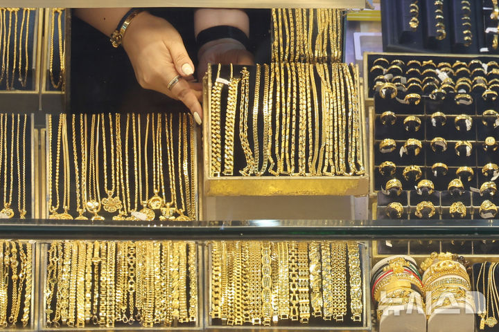 [서울=뉴시스] 권창회 기자 = 미국의 이란 공격 여파로 안전 자산인 금 가격이 상승하고 있는 2일 서울 시내 금은방에서 직원이 금 제품을 정리하고 있다. 2026.03.02. kch0523@newsis.com