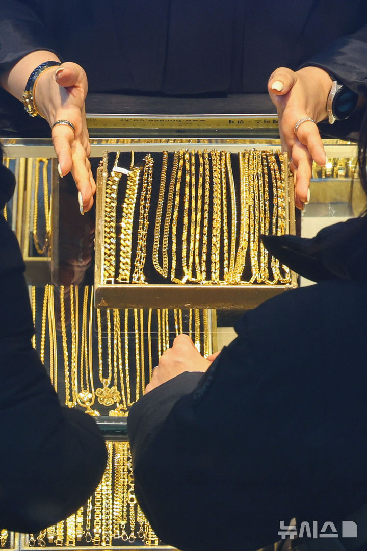 [서울=뉴시스] 권창회 기자 = 미국의 이란 공격 여파로 안전 자산인 금 가격이 상승하고 있는 2일 서울 시내 금은방에서 고객이 귀금속을 살펴보고 있다. 2026.03.02. kch0523@newsis.com