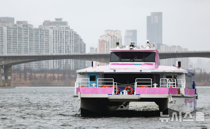 [서울=뉴시스] 황준선 기자 = 지난 2일 서울 한강버승 여의도 선착장에서 한강버스가 운행하고 있다. 2026.03.02. hwang@newsis.com