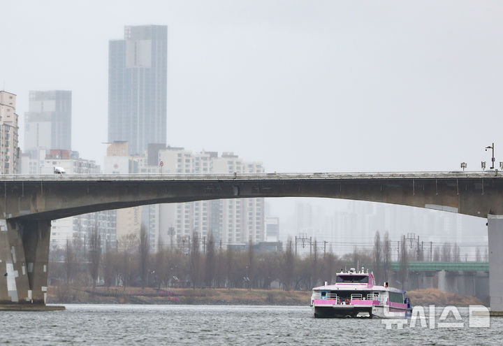 [서울=뉴시스] 황준선 기자 = 2일 서울 한강버승 여의도 선착장에서 한강버스가 운행하고 있다. 지난 1일부터 전 구간 운행을 재개한 한강버스는 운항 노선 효율성과 안정성을 높이기 위해 탑승 수요가 가장 많은 여의도 선착장을 중심으로 동부(잠실~여의도)와 서부(마곡~여의도) 구간으로 분리 운영한다. 2026.03.02. hwang@newsis.com