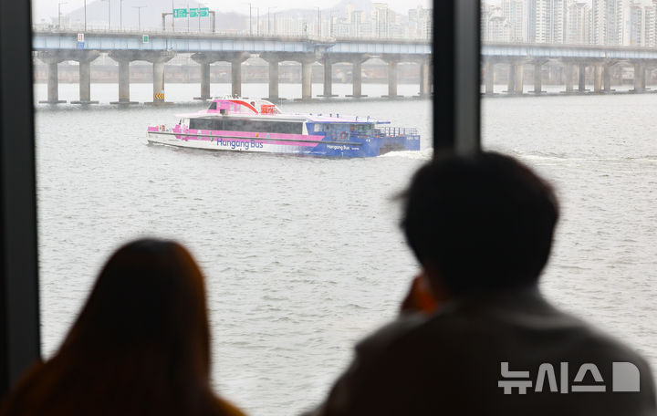 [서울=뉴시스] 황준선 기자 = 2일 서울 한강버승 여의도 선착장에서 한강버스가 운행하고 있다. 지난 1일부터 전 구간 운행을 재개한 한강버스는 운항 노선 효율성과 안정성을 높이기 위해 탑승 수요가 가장 많은 여의도 선착장을 중심으로 동부(잠실~여의도)와 서부(마곡~여의도) 구간으로 분리 운영한다. 2026.03.02. hwang@newsis.com