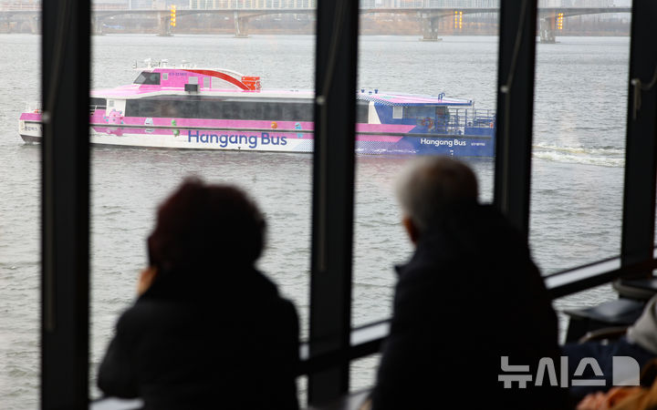 [서울=뉴시스] 황준선 기자 = 2일 서울 한강버승 여의도 선착장에서 한강버스가 운행하고 있다. 지난 1일부터 전 구간 운행을 재개한 한강버스는 운항 노선 효율성과 안정성을 높이기 위해 탑승 수요가 가장 많은 여의도 선착장을 중심으로 동부(잠실~여의도)와 서부(마곡~여의도) 구간으로 분리 운영한다. 2026.03.02. hwang@newsis.com